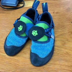 Evolv Kid’s rock climbing shoes US size 2